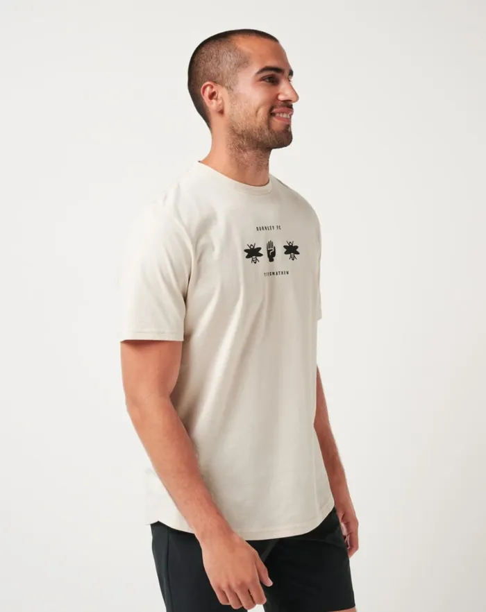 Men Tees TravisMathew BURNLEY WINNING POINT TEE Moonbeam Men Tees TravisMathew BURNLEY WINNING POINT TEE Moonbeam