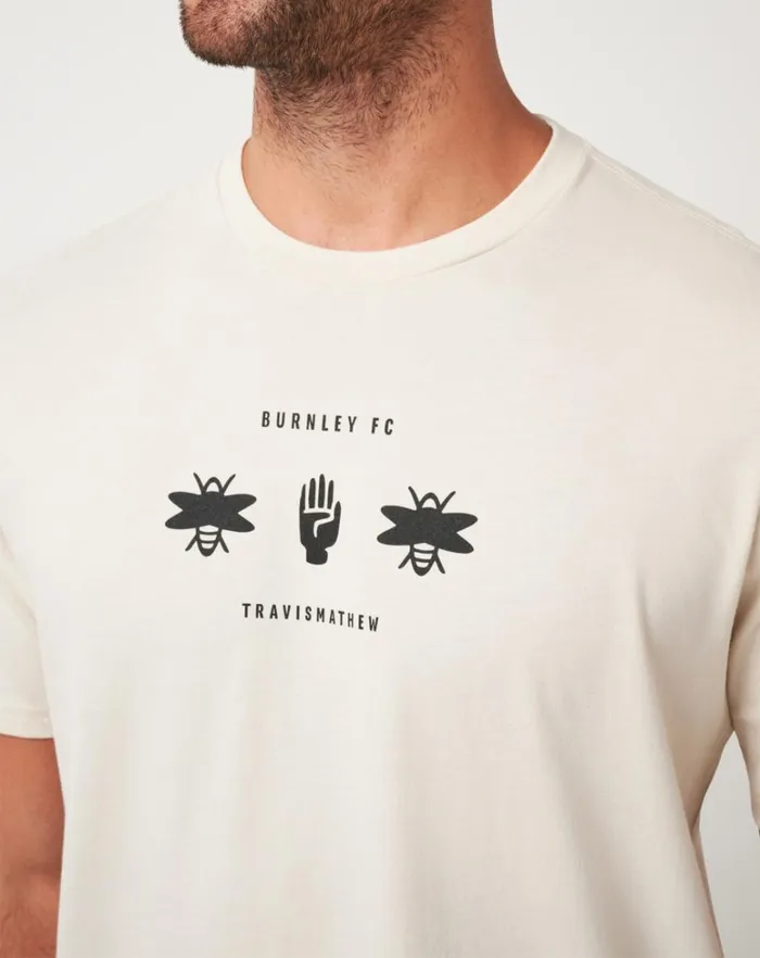 Men Tees TravisMathew BURNLEY WINNING POINT TEE Moonbeam Men Tees TravisMathew BURNLEY WINNING POINT TEE Moonbeam